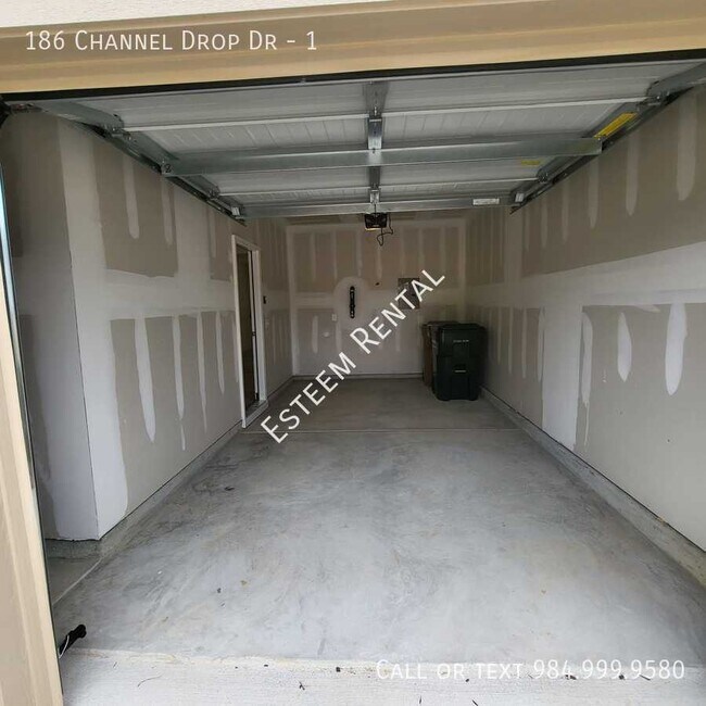 Building Photo - 186 Channel Drop Dr