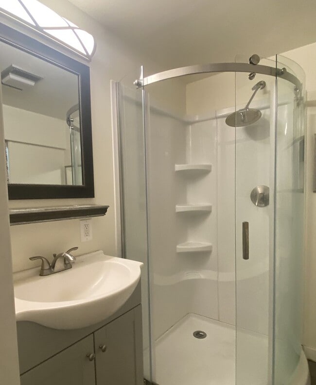Building Photo - Charming 1-Bedroom Home – All Utilities Included!