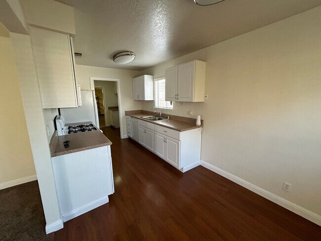 Building Photo - 3 bedroom 2 bathroom in SW Visalia