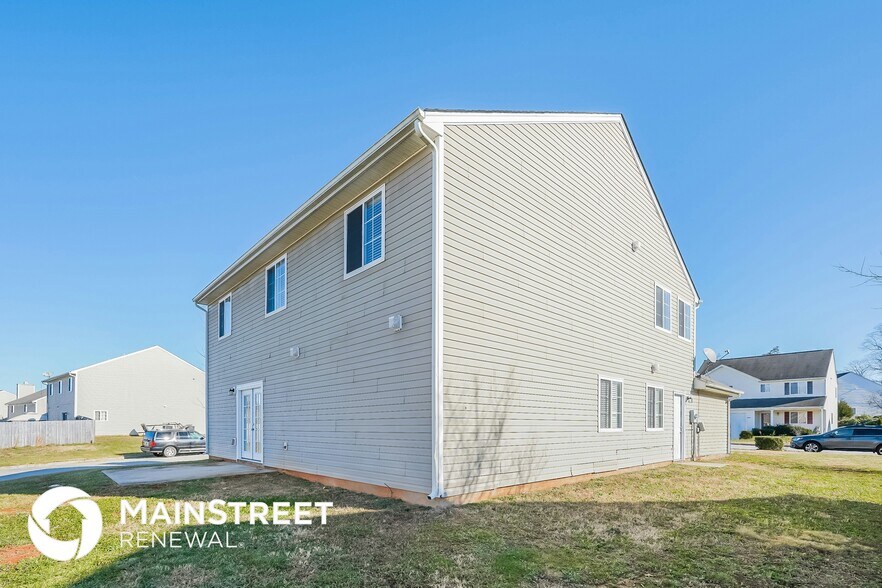 Building Photo - 5605 Hidden Lake Dr