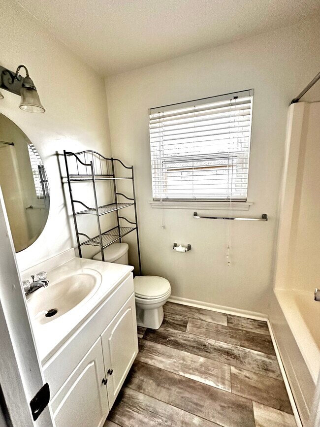 Building Photo - 415 Parkdale Dr