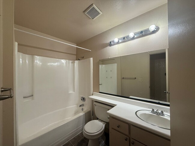 Building Photo - 2 Bed, 1 Bath Home with 1-Car Garage in Qu...