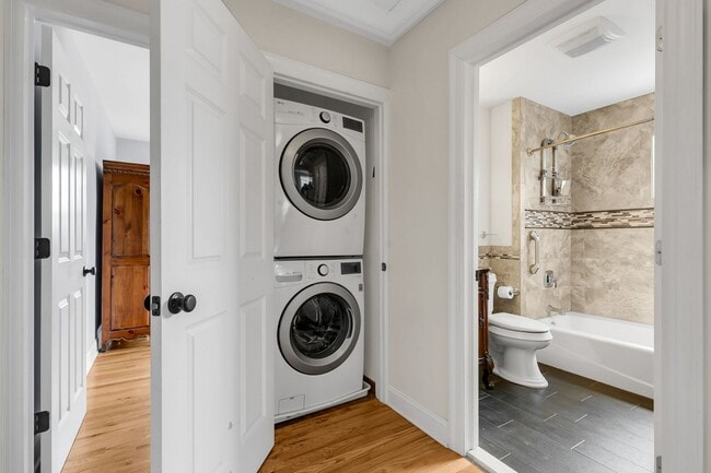 Building Photo - 11 Lakeside Ave