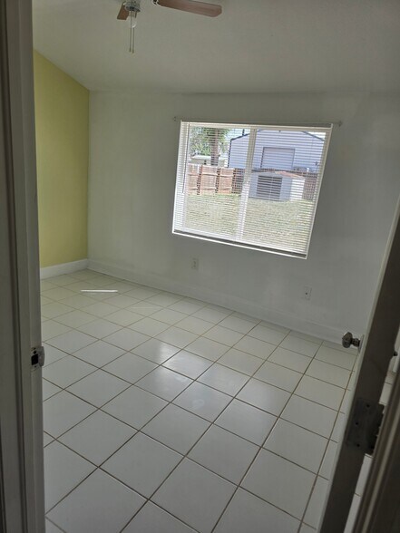 Building Photo - 464 2nd Ave