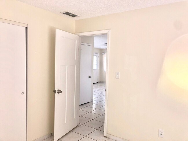 Building Photo - BUENAVENTURA LAKES - 2 BEDROOM, 2 BATHROOM HOUSE