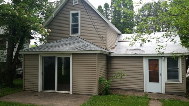 Building Photo - 2 Bedroom 1 bath house