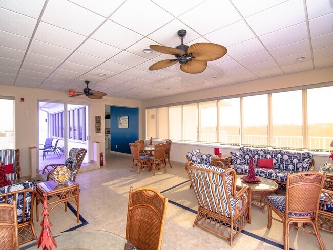 Building Photo - 935 E Causeway Blvd
