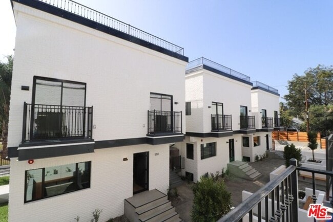 Building Photo - 1249 S Plymouth Blvd