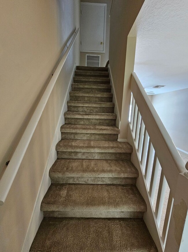 Building Photo - Brandon townhome with 2 bedrooms, 2 baths ...
