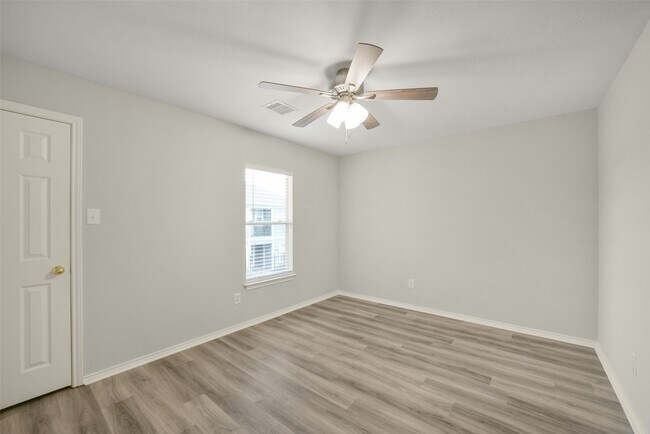 Building Photo - 750 Redwing Park Dr