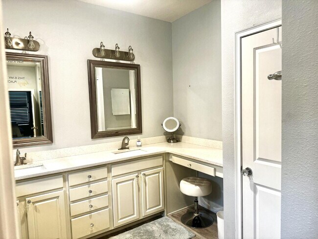Building Photo - "Charming 2-Bedroom Brooksville Retreat with Stylish Granite Touches – 1983 Sq. Ft. of Comfort!" ...
