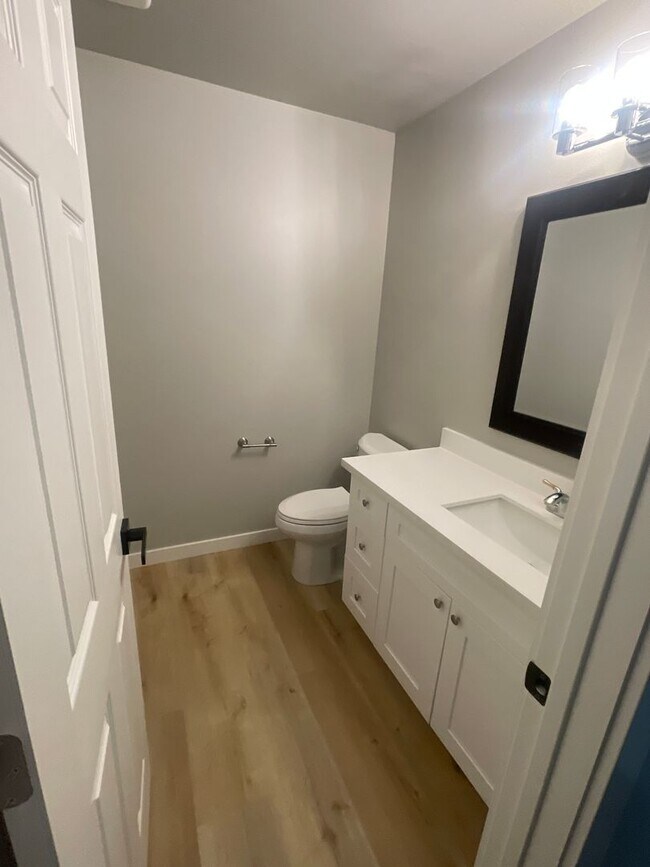 Building Photo - Remodeled 3bd, 2.5bath home