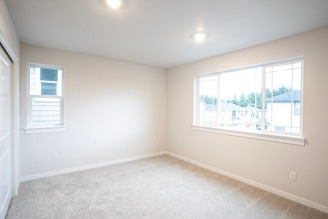 Building Photo - Stunning new construction!