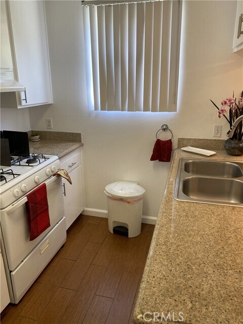 Building Photo - 1943 Vista Del Mar Ave