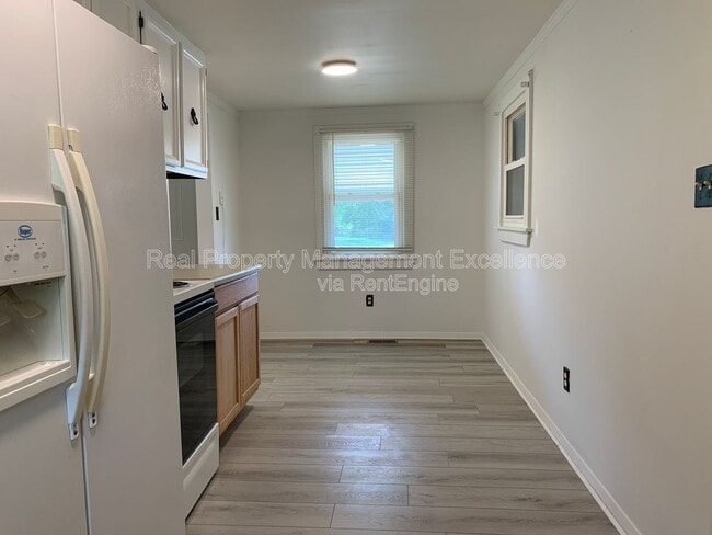 Building Photo - 410 W Watson St