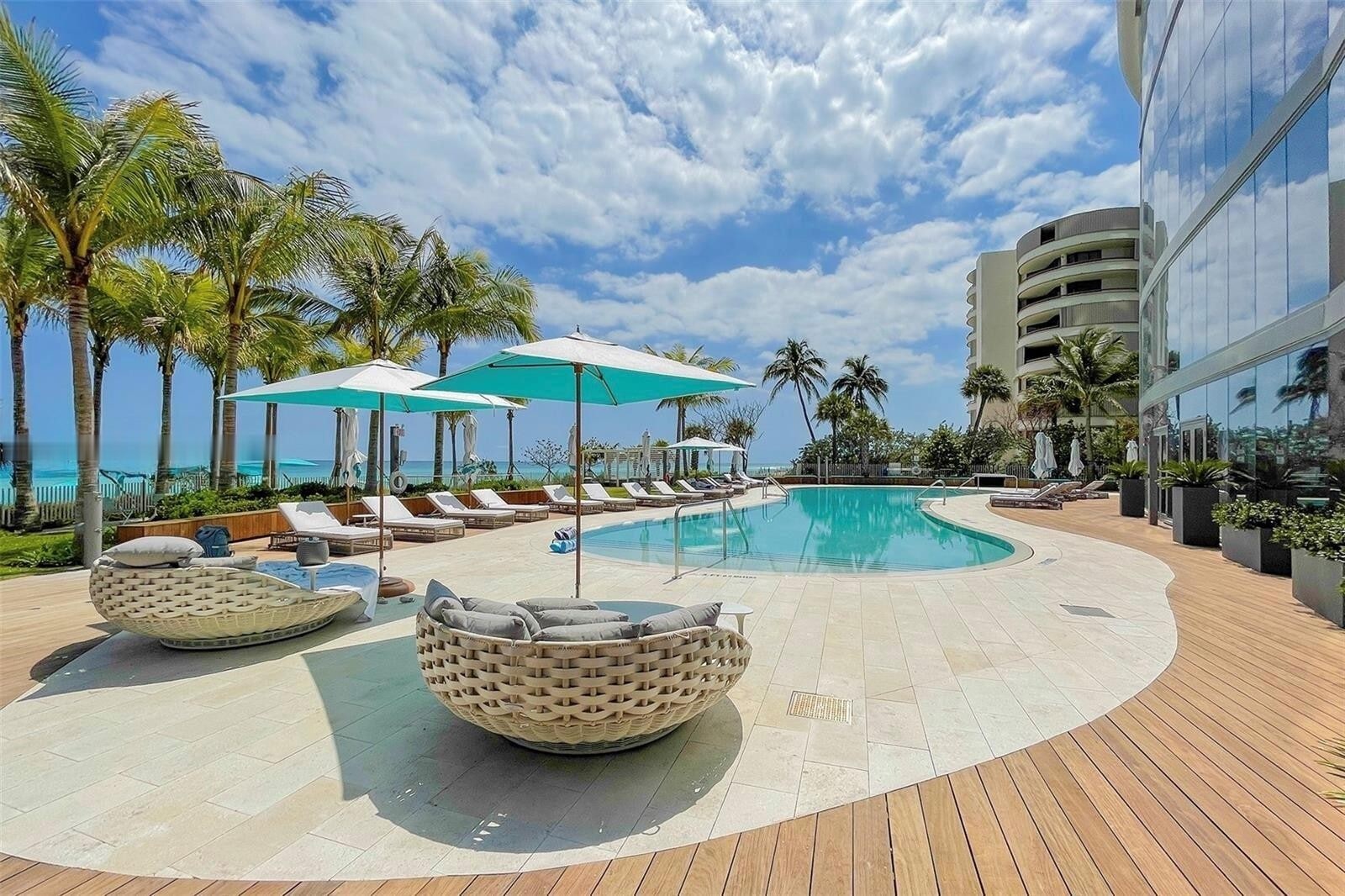 Building Photo - 15701 Collins Ave