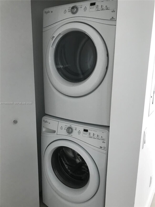 Building Photo - 1300 Brickell Bay Dr