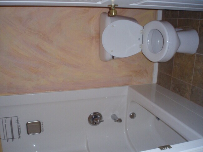 Building Photo - 3 Bedroom, 2 Bath Condo Fully Furnished