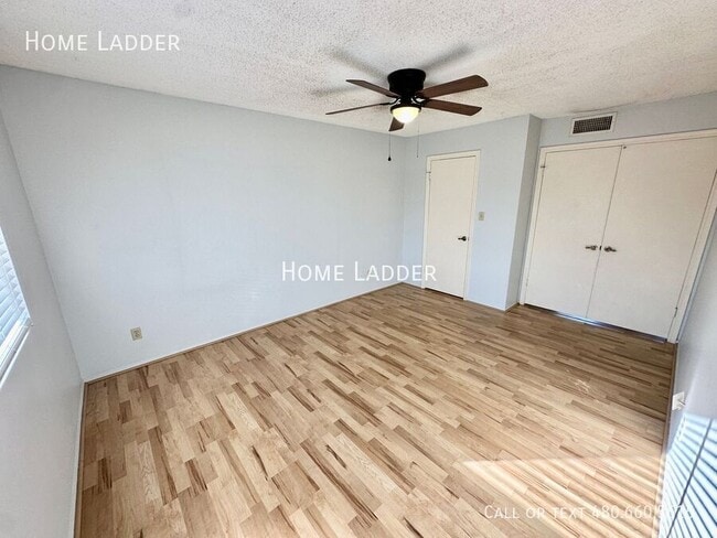 Building Photo - 2311 W Olla Ave