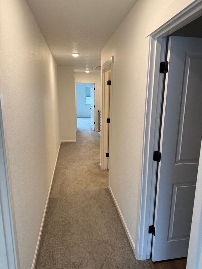 Building Photo - Hillsboro Townhouse/Condo