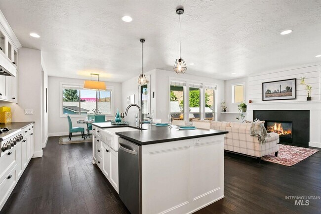 Building Photo - Stunning Modern Home Near NE Foothills | Mountain Views | Designer Finishes
