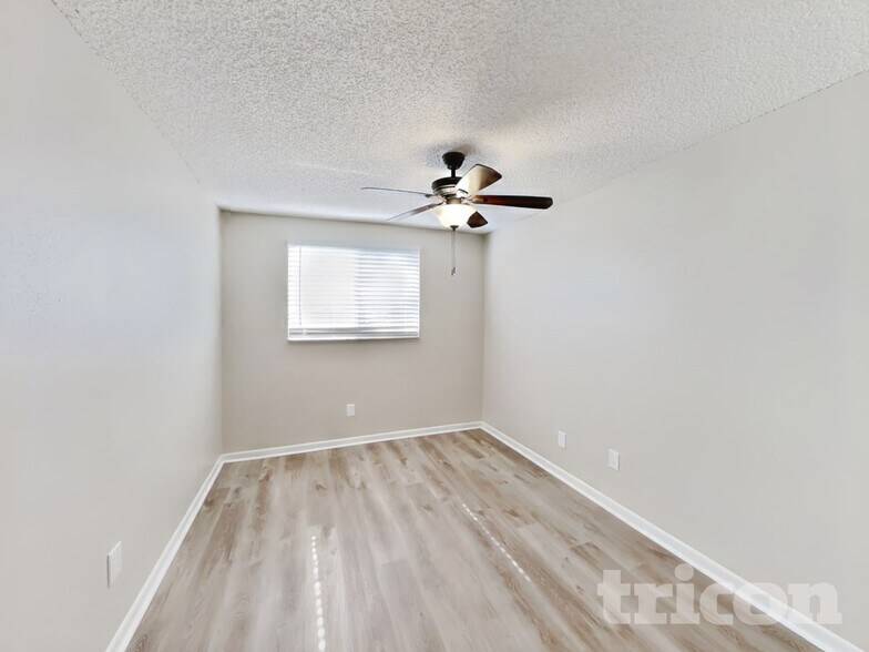 Building Photo - 16137 Ravendale Dr