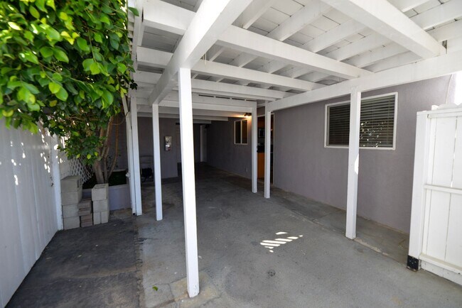 Building Photo - 1006 S El Camino Real