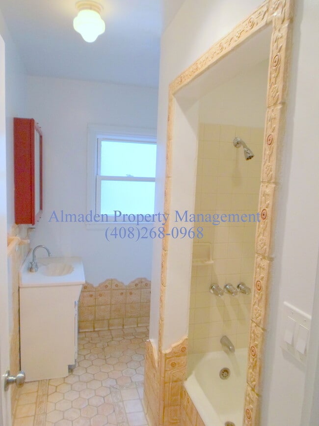 Building Photo - Charming Home in the Heart of Willow Glen! Hardwood Floors!!