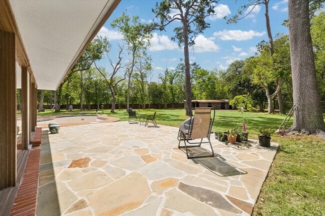 Building Photo - 9805 Shadow Wood Dr