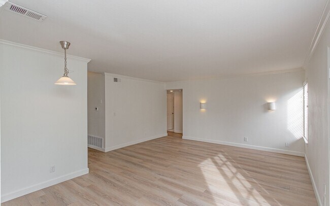 Building Photo - 7960 Represa Cir