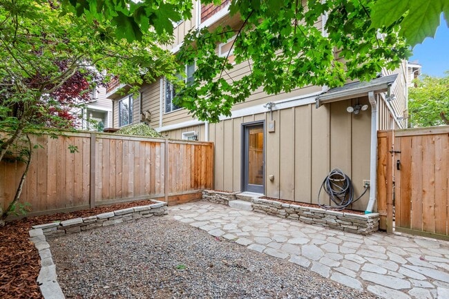 Building Photo - 3bd/2.5ba Seattle House