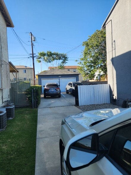 Building Photo - 2061 W 104th St