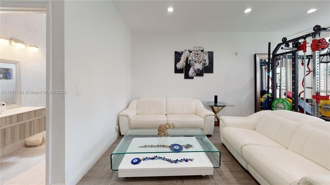 Building Photo - 3965 Hyde Park Cir