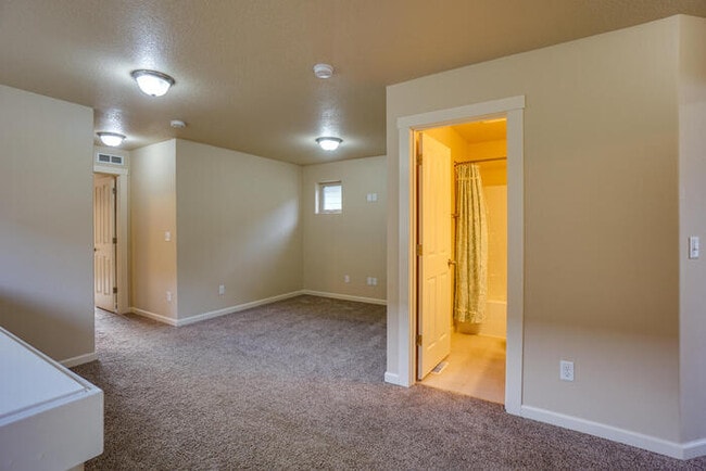 Building Photo - BEAUTIFUL THREE BEDROOM IN HAZEL DELL