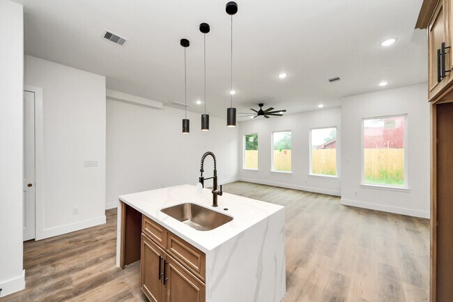 Building Photo - 8206 Colonial Ln