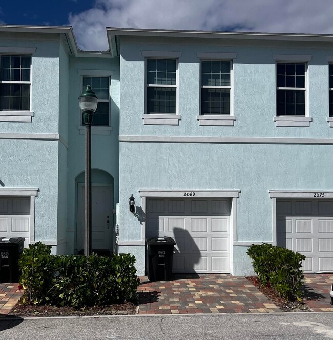 Building Photo - 2061 Happy St