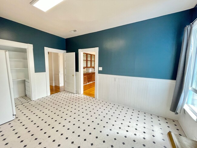 Building Photo - Wonderful Light and Bright Top Floor 2BR/1...