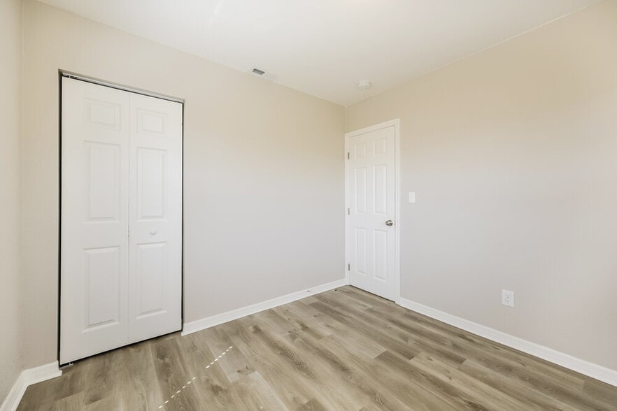 Building Photo - 5 Victoria Dr