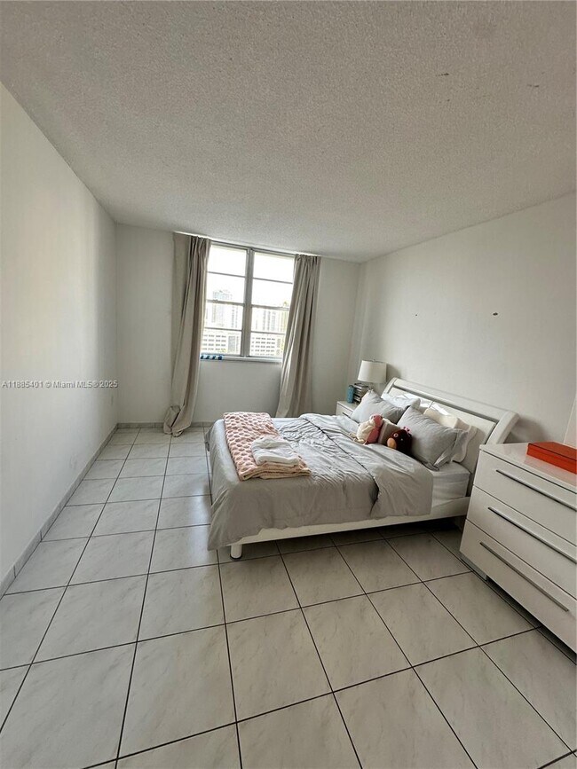Building Photo - 300 Bayview Dr