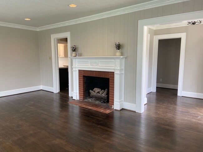 Building Photo - 2 Bedroom, 1 Bathroom House in Burlington!