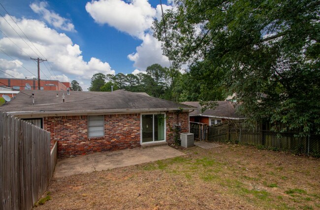 Building Photo - Midtown Living with Modern Conveniences – Prime Little Rock Location!