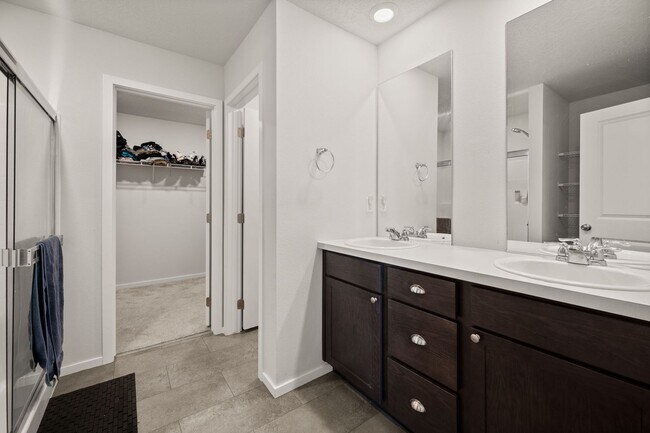 Building Photo - Beautiful 2022 Built Home With Views!