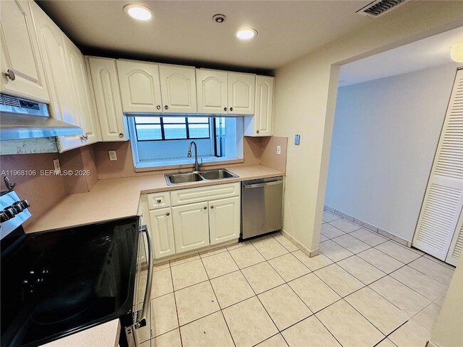 Building Photo - 2555 Collins Ave