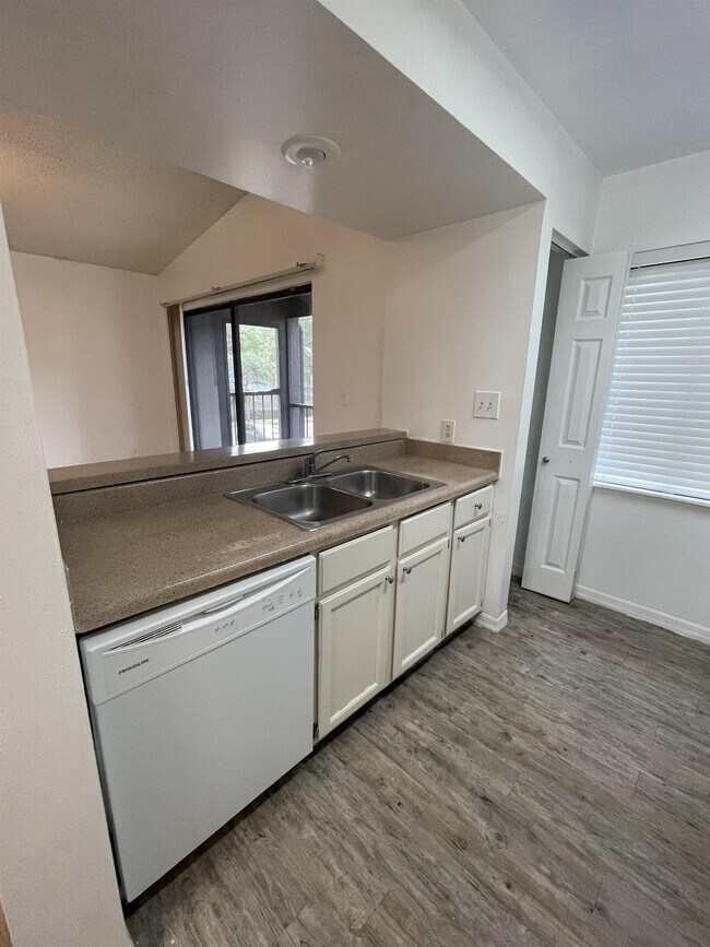 Building Photo - 202 Riverbend Dr