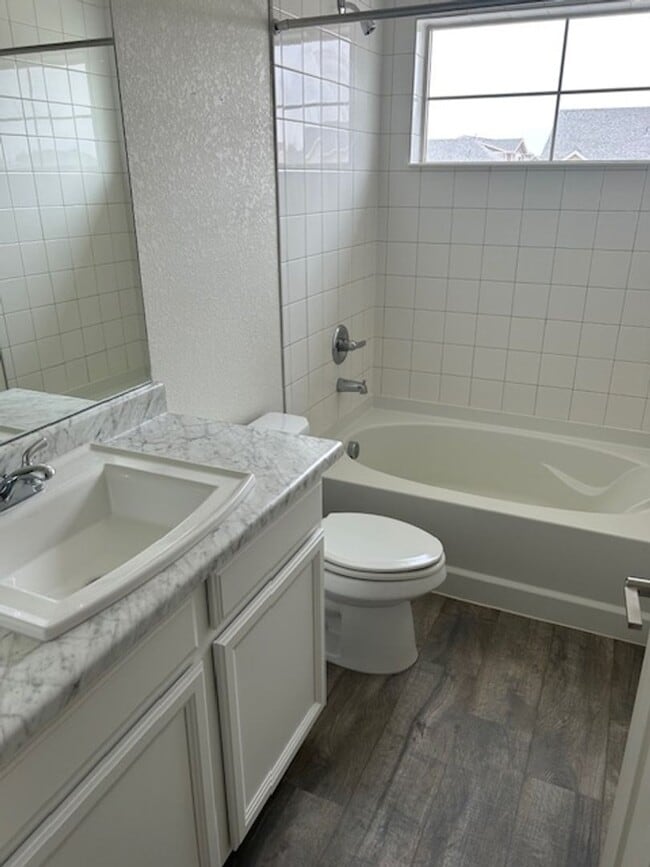 Building Photo - 3 bedroom 2 1/2 bathroom house in Commerce...