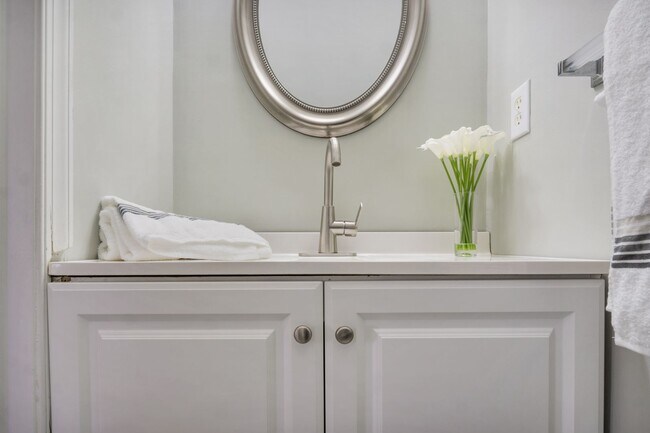 Building Photo - Updated 3-Bed, 2.5-Bath Yorktown Condo with Modern Kitchen, Parking & Community Amenities