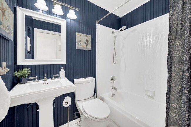 Building Photo - Darling Fully Furnished Condo Bathed in Natural Light