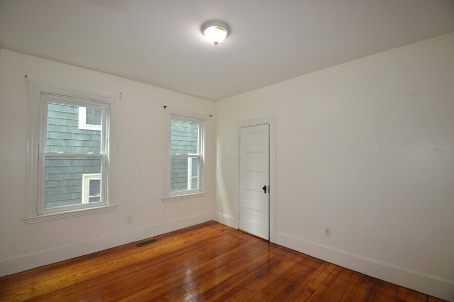 Building Photo - 10 Bucknam St