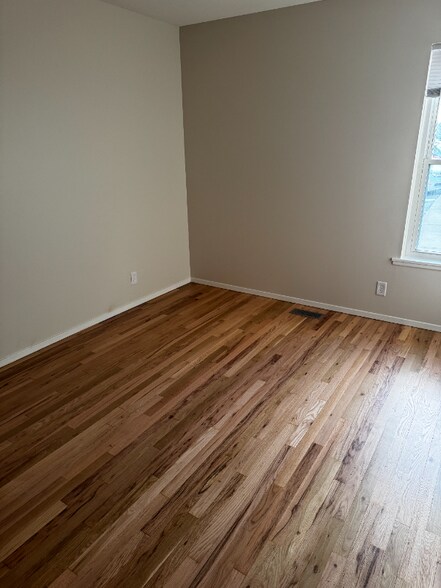 Building Photo - 609 E 5th St