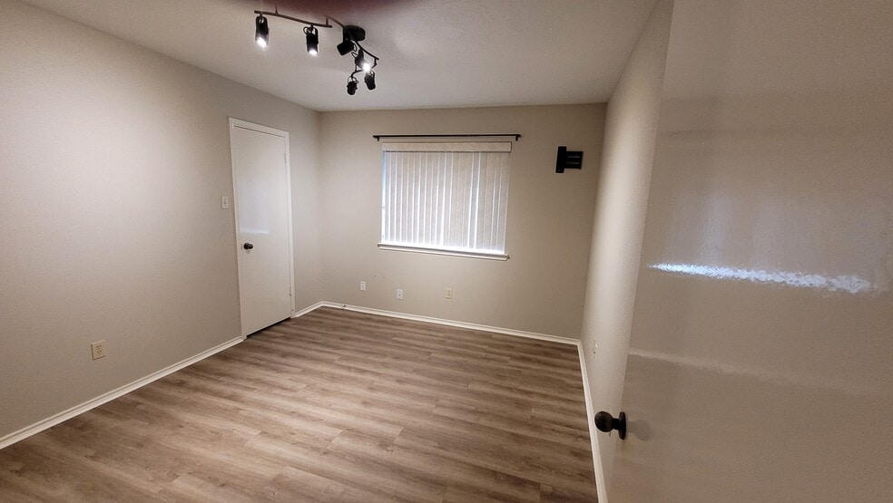 Building Photo - 2220 Castle Dr